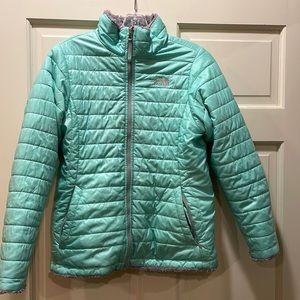 The North Face Girls Mossbud Swirl Reversible Jacket (blue/gray XL)